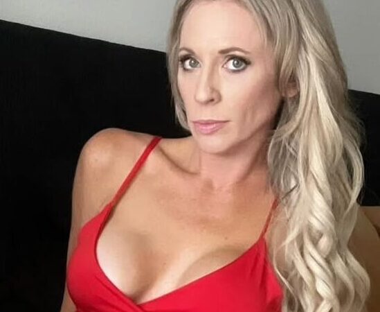 0xlexi33 in red dress sitting down