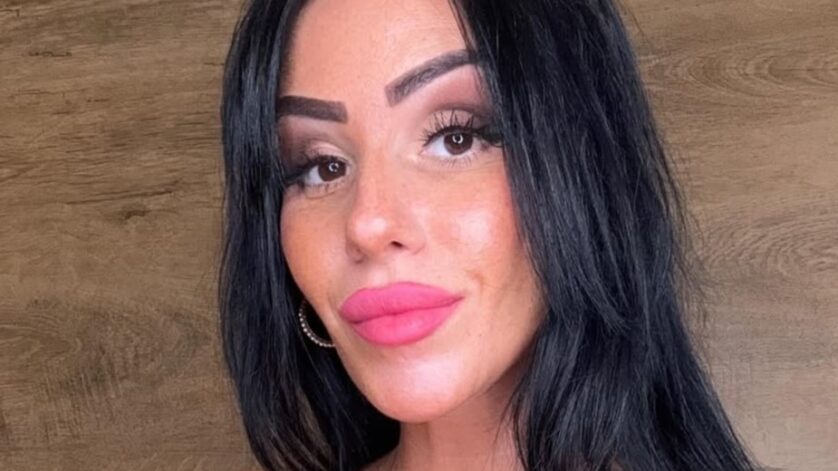 Angela Venus taking a selfie