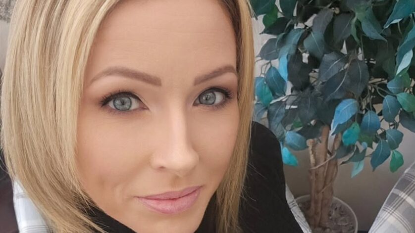 English Rose taking a selfie