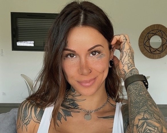 Fit Lara taking a selfie in a white tank top