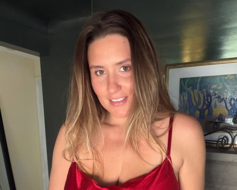 Ali Smiles Big Titty Brunette with a Love for Reading